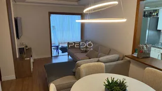 Sala de estar com sofá e piso de madeira.