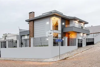 Fachada moderna de uma residência em Lajeado, Brasil.