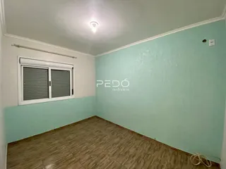 Ambiente interno de uma sala com paredes azul claro e piso de cerâmica.