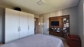 Quarto com armários brancos e cabeceira de cama em um ambiente moderno.
