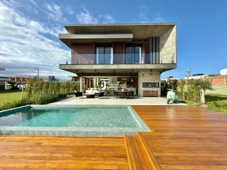 Fachada de uma residência moderna com piscina e deck em Lajeado, Brasil.