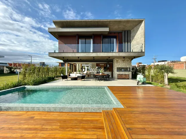 Fachada de uma residência moderna com piscina e deck em Lajeado, Brasil.