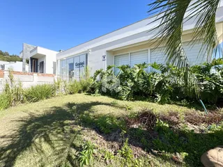 Fachada de uma residência em Lajeado, Brasil, com jardim frontal.