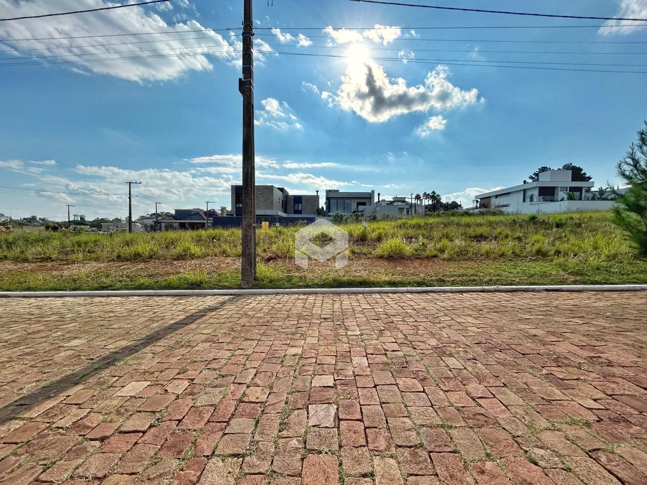 Vista da propriedade em Lajeado, Brasil, mostrando o quintal e a rua.