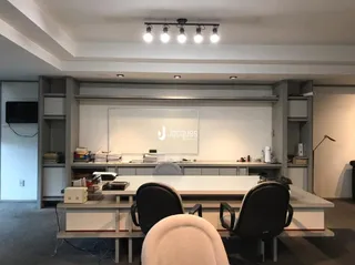 Ambiente interno de uma sala de estar moderna com ilha central.