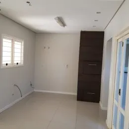 Foto de um cômodo interno com paredes brancas e piso claro.