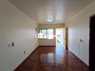 Hall de entrada com piso de madeira e paredes claras.