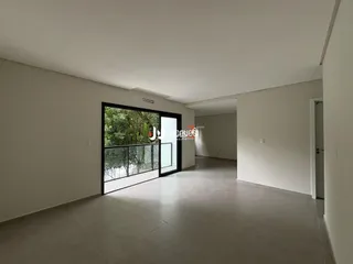 Vista interna de um ambiente com paredes brancas e piso claro.