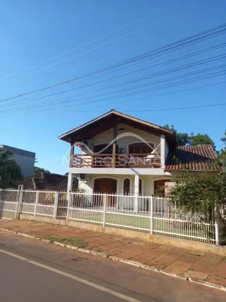 Fachada de uma casa residencial em Lajeado, Brasil, com muro branco e telhado de telhas.