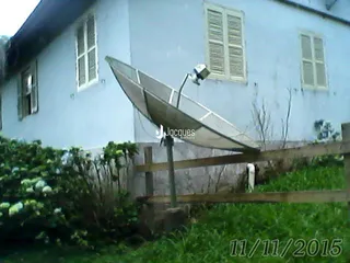 Fachada de uma residência com cerca de madeira em Lajeado, Brasil.