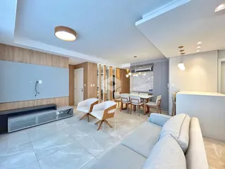 Ambiente moderno de sala de estar e jantar em imóvel no Brasil.