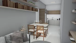 Uma sala de estar com sofá e mesa de jantar em um imóvel.