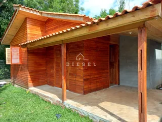 Fachada de uma casa de madeira com telhado de telhas.