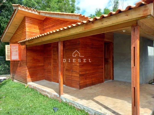 Fachada de uma casa de madeira com telhado de telhas.