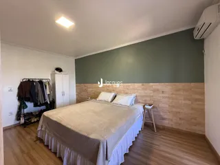 Quarto com cama e armário de madeira na sala.
