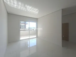 Ambiente interno de uma sala com piso de porcelanato e porta de vidro.