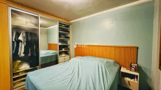 Quarto com cama e armário de madeira.