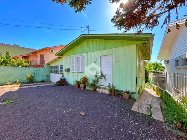 Fachada de uma casa em Lajeado, Brasil, com jardim frontal e entrada de cascalho.
