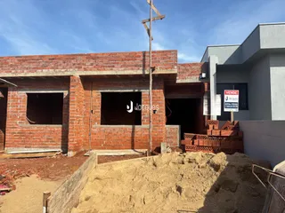 Fachada de construção de um imóvel em tijolo aparente na Lajeado.