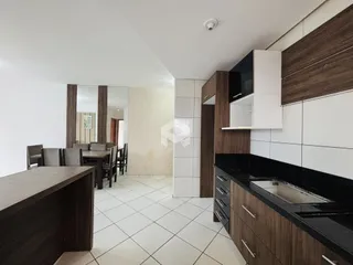 Vista de uma área de estar e cozinha em um imóvel.