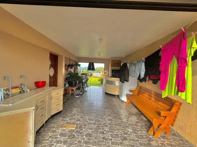 Vista de um corredor interno com piso de cerâmica e área de vestimenta.