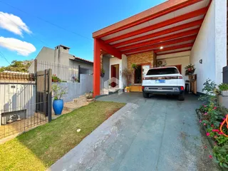 Fachada de uma casa em Lajeado, Brasil, com área coberta e jardim frontal.