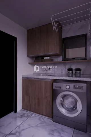 Foto de uma cozinha com armários de madeira e máquina de lavar roupa.