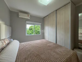 Quarto com cama e armários em um imóvel no Brasil.