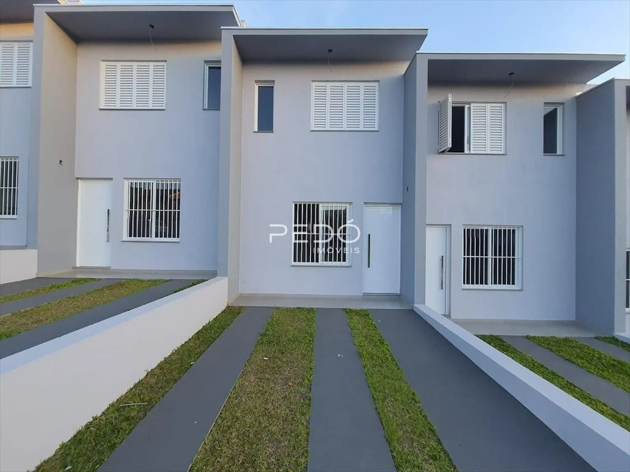 Fachada externa de uma residência moderna em Lajeado, Brasil.