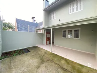 Fachada de uma residência em Lajeado, Brasil, com uma área coberta e quintal.