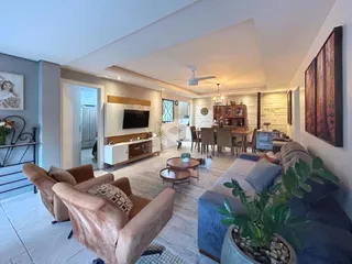 Sala de estar com sofá e decoração em imóvel no Brasil.