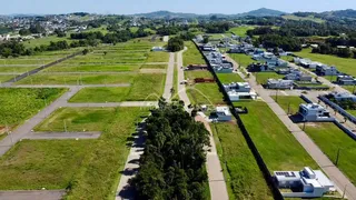 Vista aérea de uma área rural com casas e campos em Lajeado, Brasil.