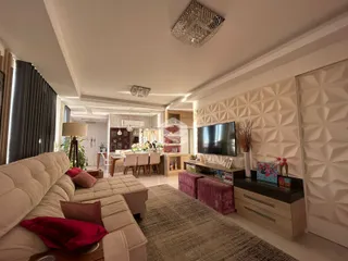 Sala de estar moderna com sofá e decoração contemporânea.