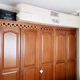 Armários de madeira em um ambiente interno.