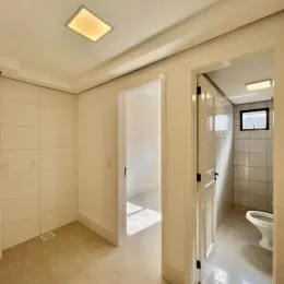 Hall de entrada com paredes claras e teto de gesso.