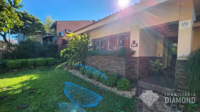 Vista externa da residência e jardim em Lajeado, Brasil.