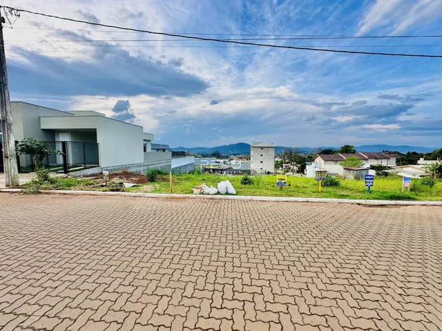 A fachada de uma residência moderna em Lajeado, Brasil.