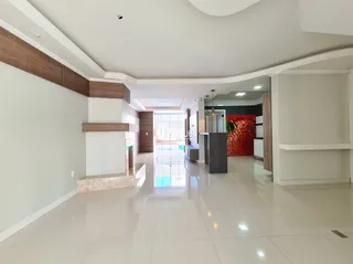 Vista de um corredor interno com piso claro e detalhes em madeira.