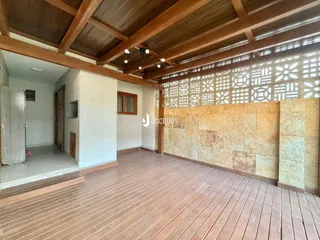 Ambiente interno com piso de madeira e teto de madeira.