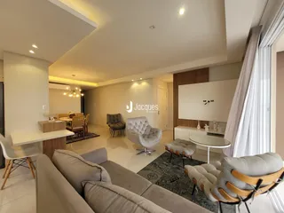 Sala de estar ampla com decoração moderna e iluminação clara.