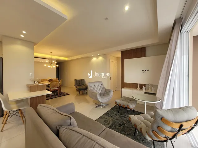 Sala de estar ampla com decoração moderna e iluminação clara.