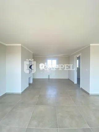 Hall de entrada com piso de cerâmica e paredes claras.
