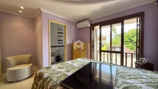 Quarto com parede roxa e acesso a uma varanda.