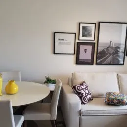Foto de uma sala de estar com sofá e decoração de parede.