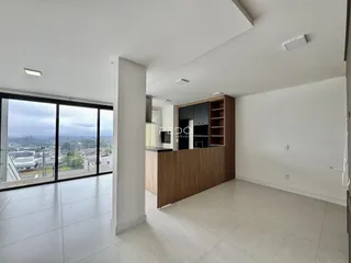 Sala de estar com grande janela oferecendo vista para a paisagem.