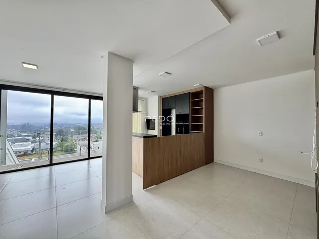 Sala de estar com grande janela oferecendo vista para a paisagem.