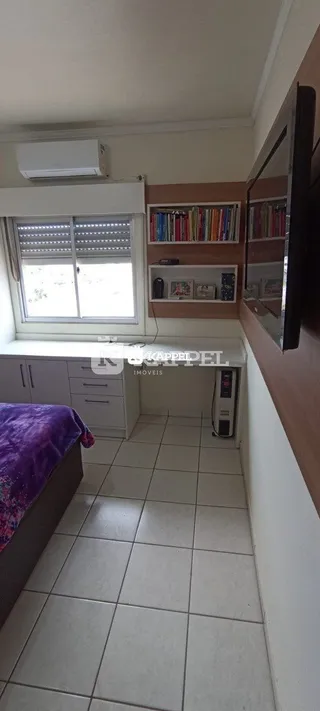 Quarto com cama e janela em um imóvel.