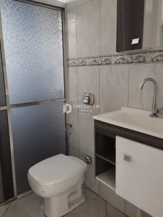 Foto de um banheiro com vaso sanitário e pia em um imóvel.