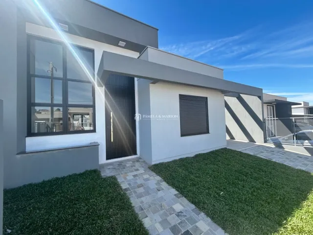 Fachada moderna de uma residência em Lajeado, Brasil, com jardim frontal.