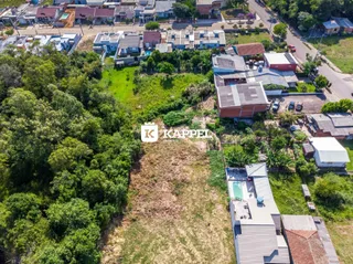 Vista aérea de uma propriedade residencial em Lajeado, Brasil, mostrando a área externa e uma piscina.